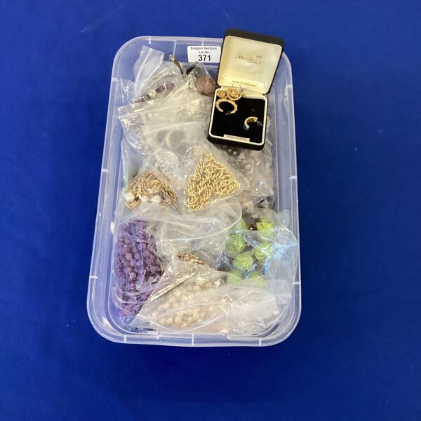 Costume jewellery lot with colourful necklaces, brooches and earrings.
