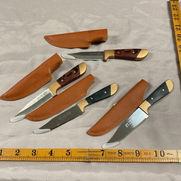 Lot of four small sheath knives with leather sheaths, fixed blades.