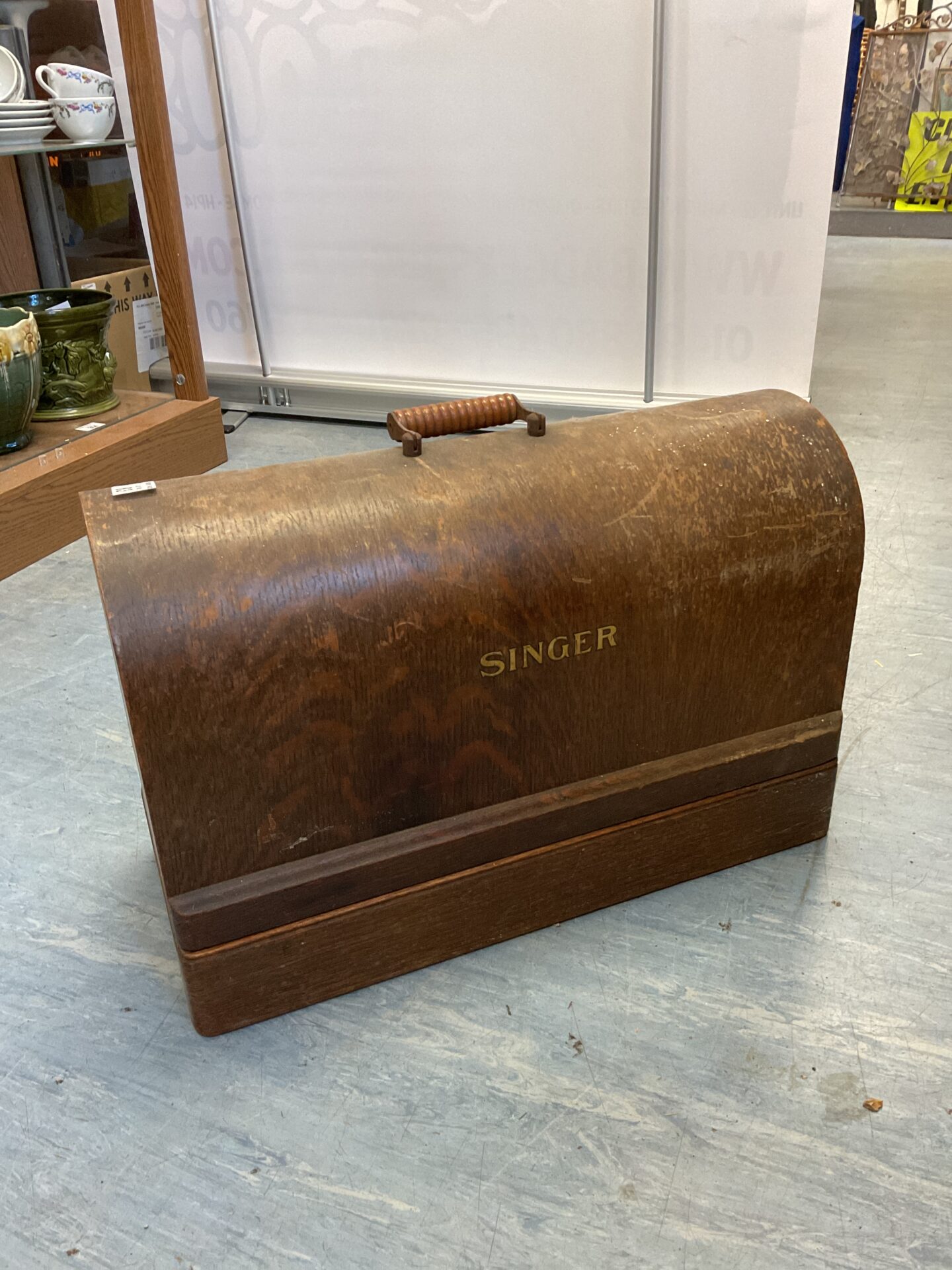 083 Vintage singer sewing machine in locked case