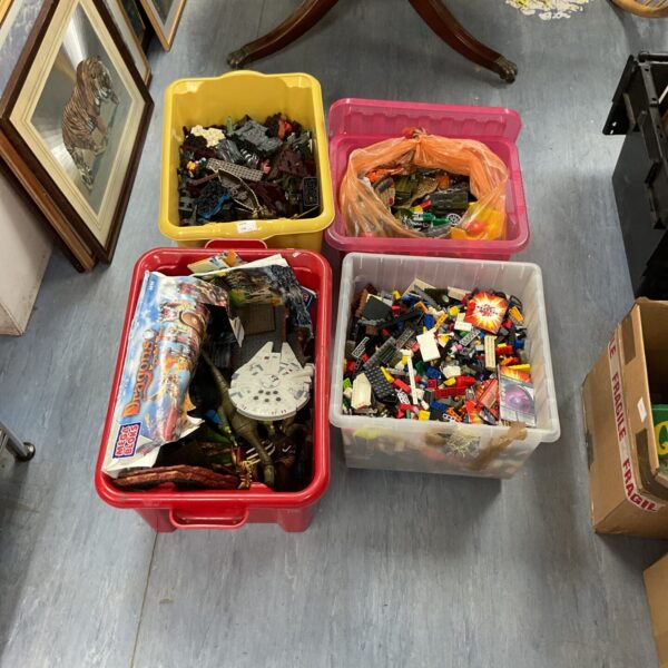 Mixed Lego and Mega Blocks job lot with vintage pieces.