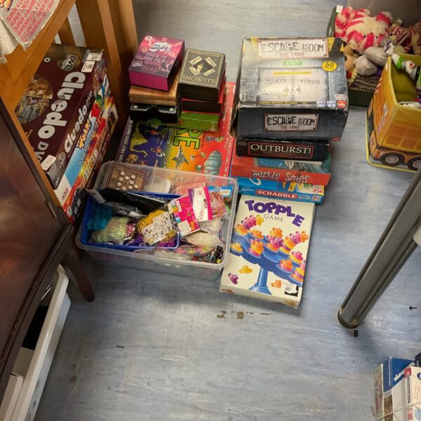 Mixed lot of vintage board games and loon bands for collectors.