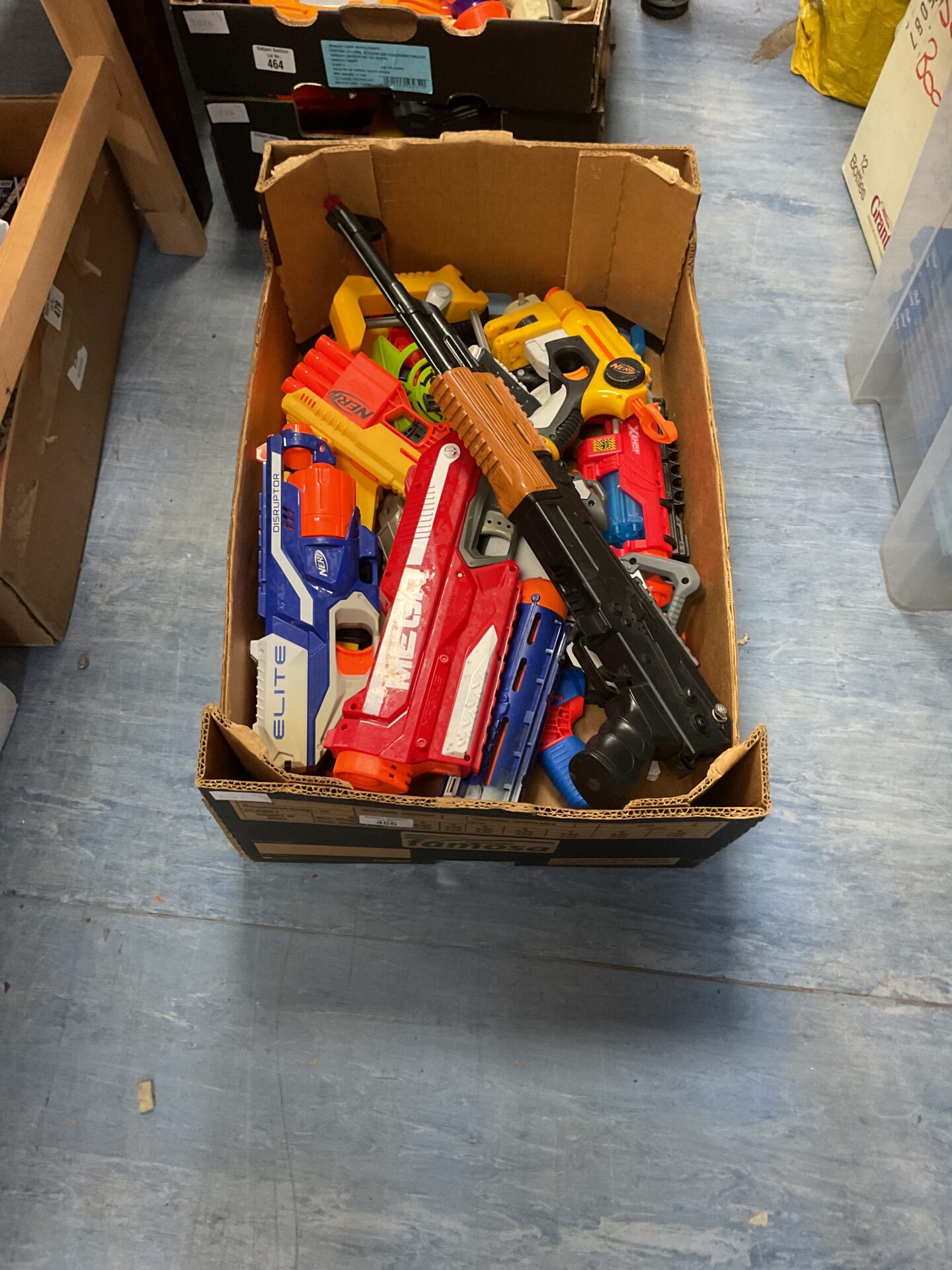 466 Tray of mixed nerf guns and other toy guns