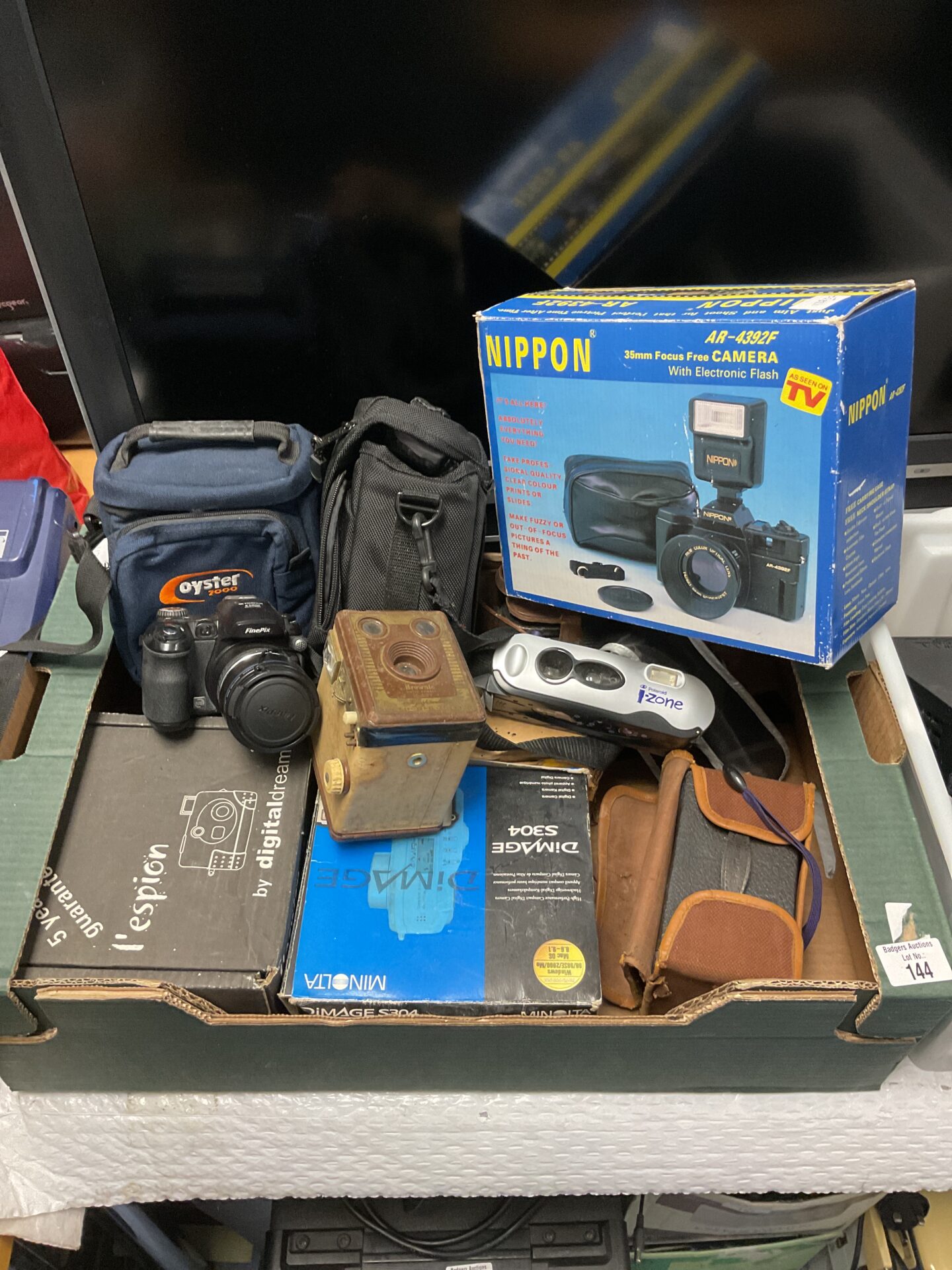 144 Tray full of cameras inc kodak & polaroid