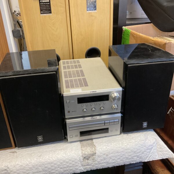 Silver Yamaha RX-E400 micro hi-fi system with speakers.
