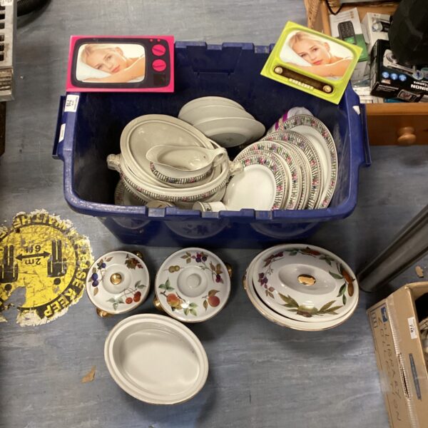 Mixed china lot including Royal Worcester serving dishes and vintage porcelain.