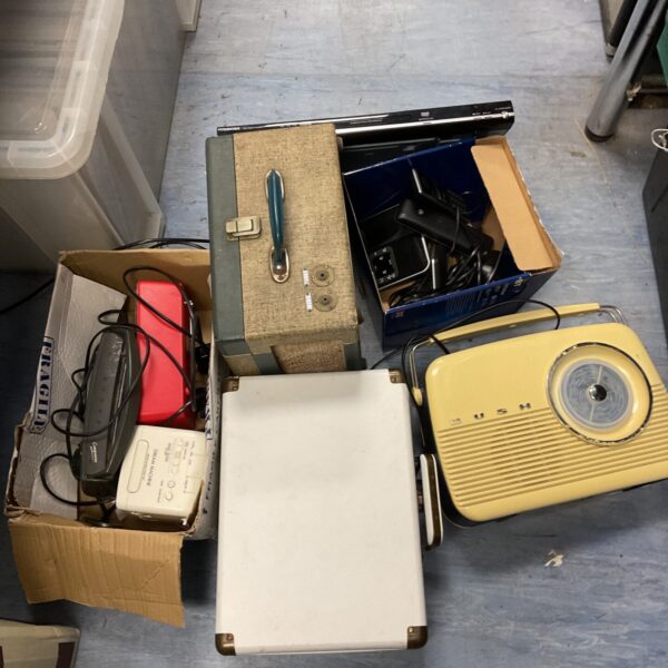 Overview of a vintage radio lot with radios, record player and telephones.
