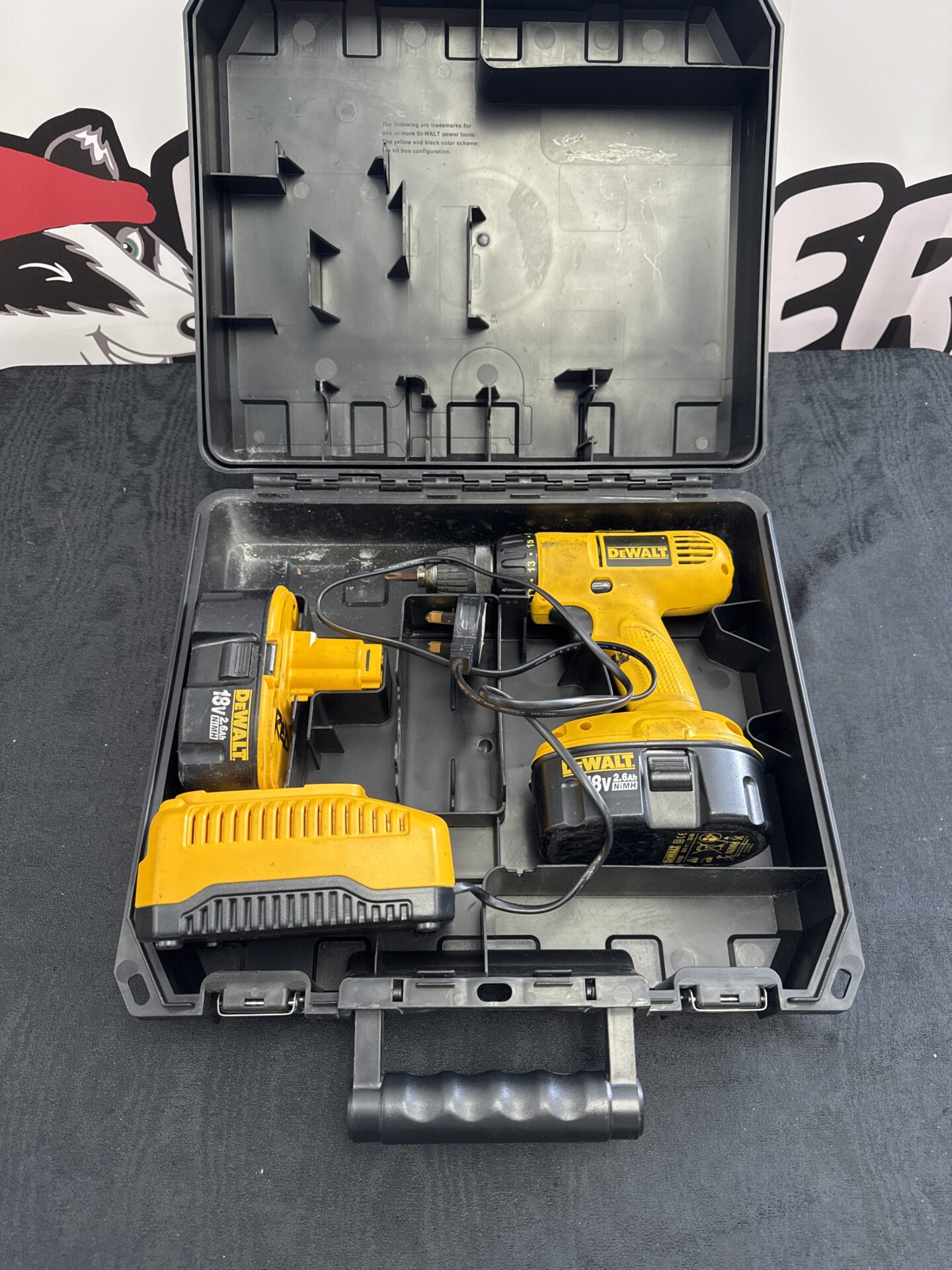 1106 Dewalt cordless drill with batteries & charger – working