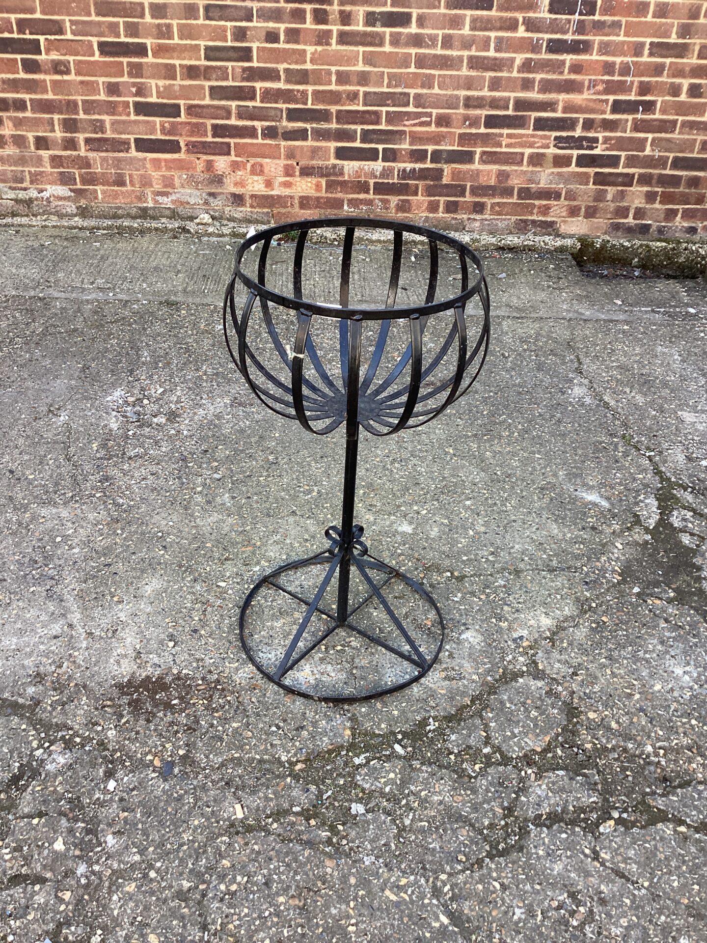 1289 Metal Stemmed Garden Planter