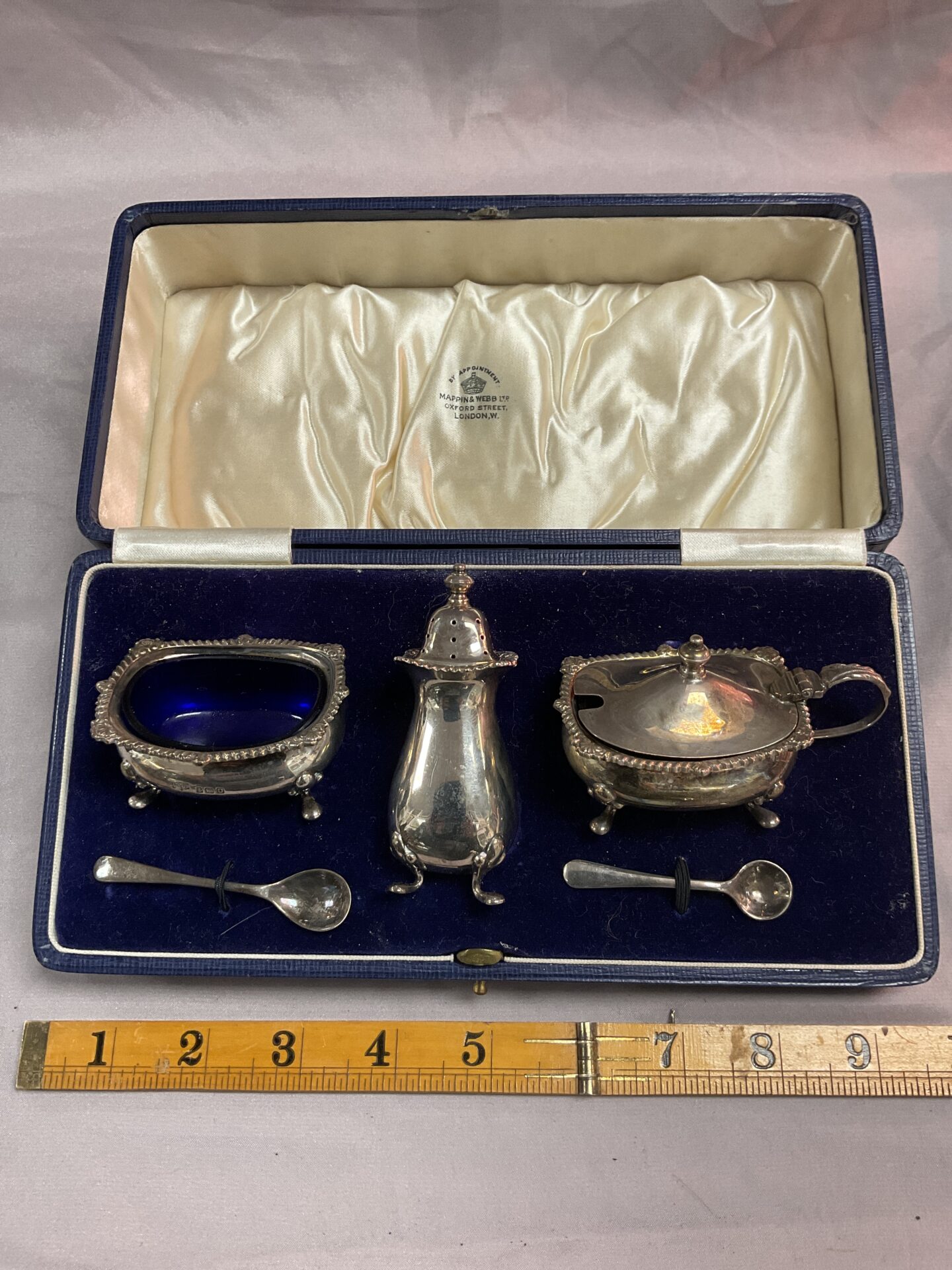 983 Mappin and Webb hallmarked silver cruet set in original box