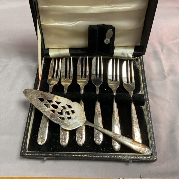 Vintage silver plate cake slice and forks in presentation box.