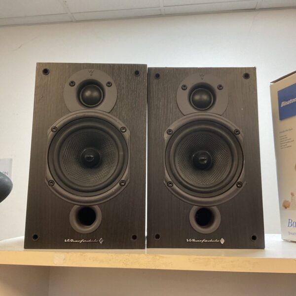 Pair of vintage Wharfdale Diamond 9.0 bookshelf speakers in good condition.