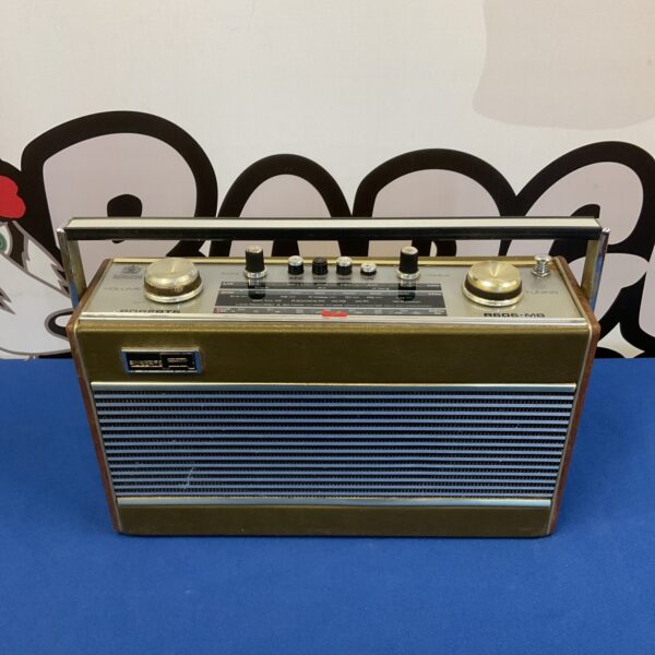 Vintage Roberts R606-MB radio in wooden cabinet, classic portable radio.