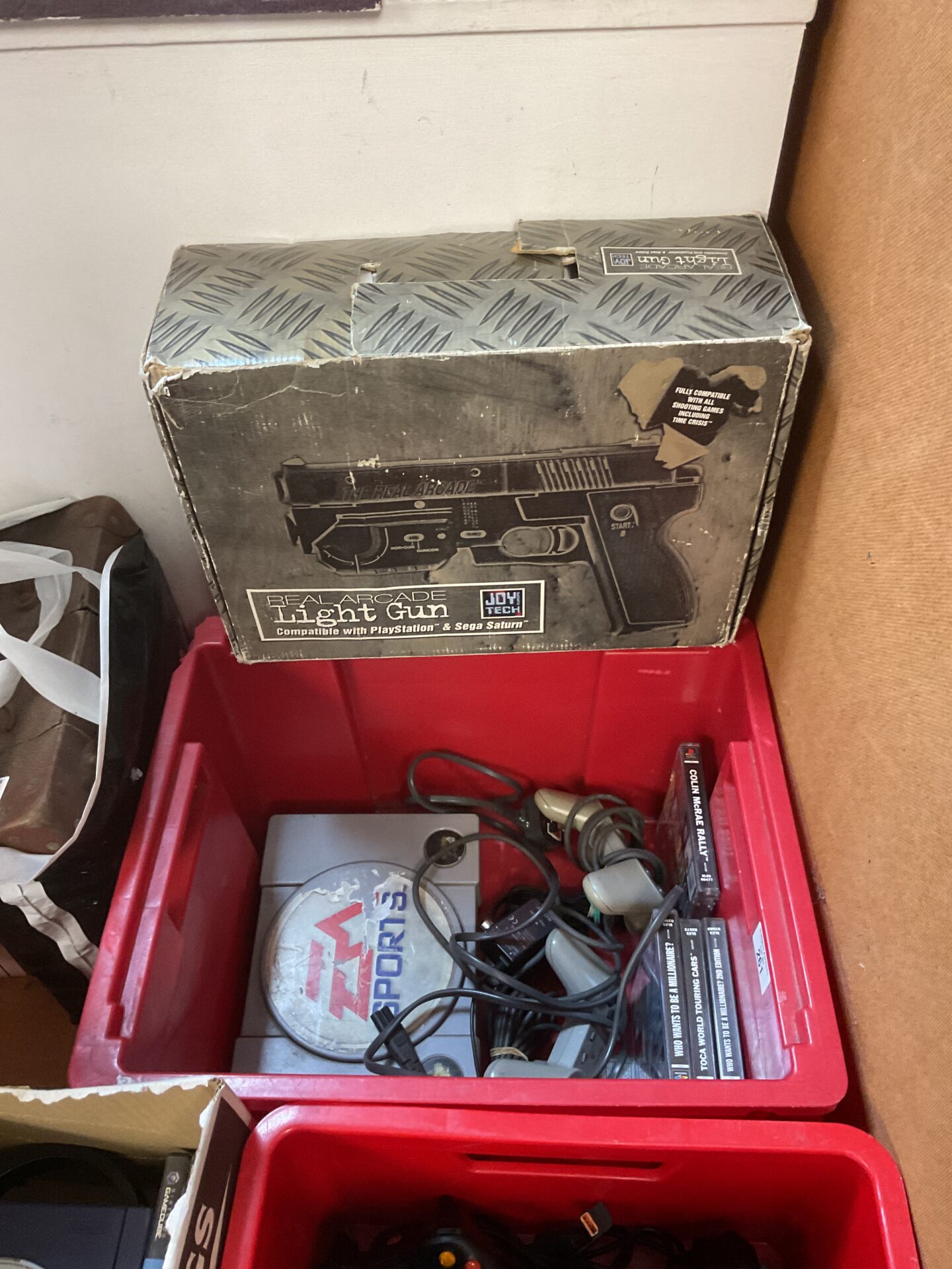 266 So y PlayStation console with games & light gun