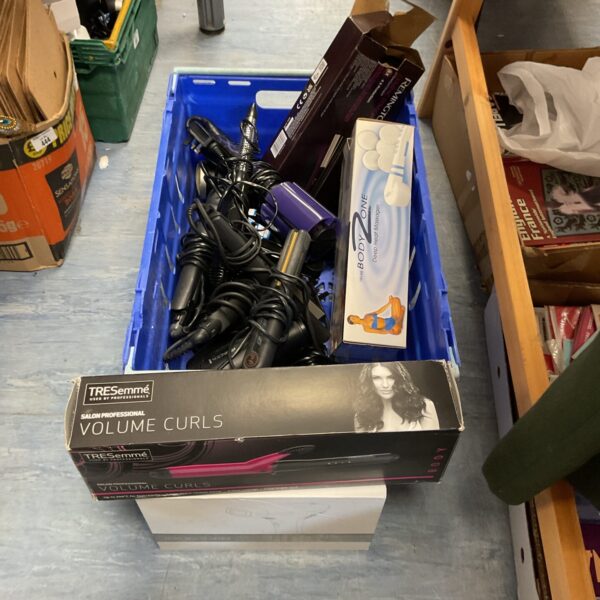 Mixed lot of vintage women's hairdryers and hair curlers.