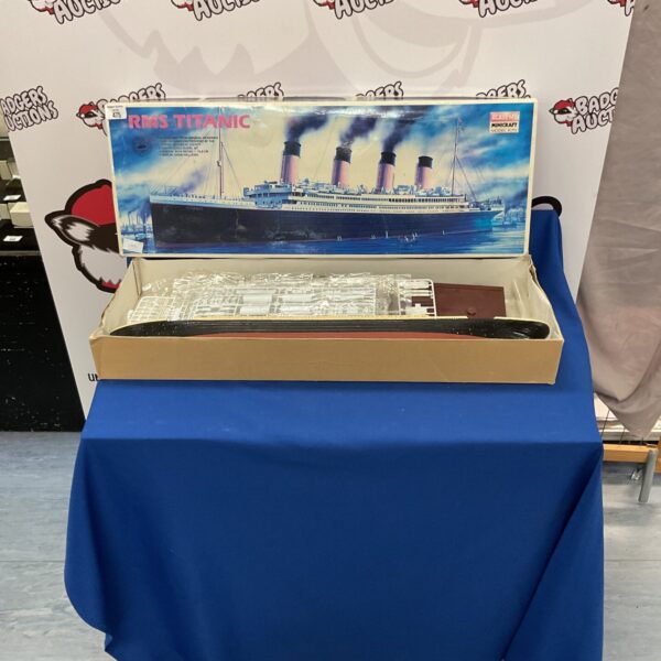 Part-built Minicraft RMS Titanic model kit for collectors.