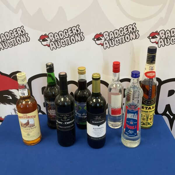 Mixed alcohol lot featuring Famous Grouse whisky and other spirits.