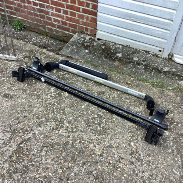 Thule roof bar set for vehicle transport and cargo.