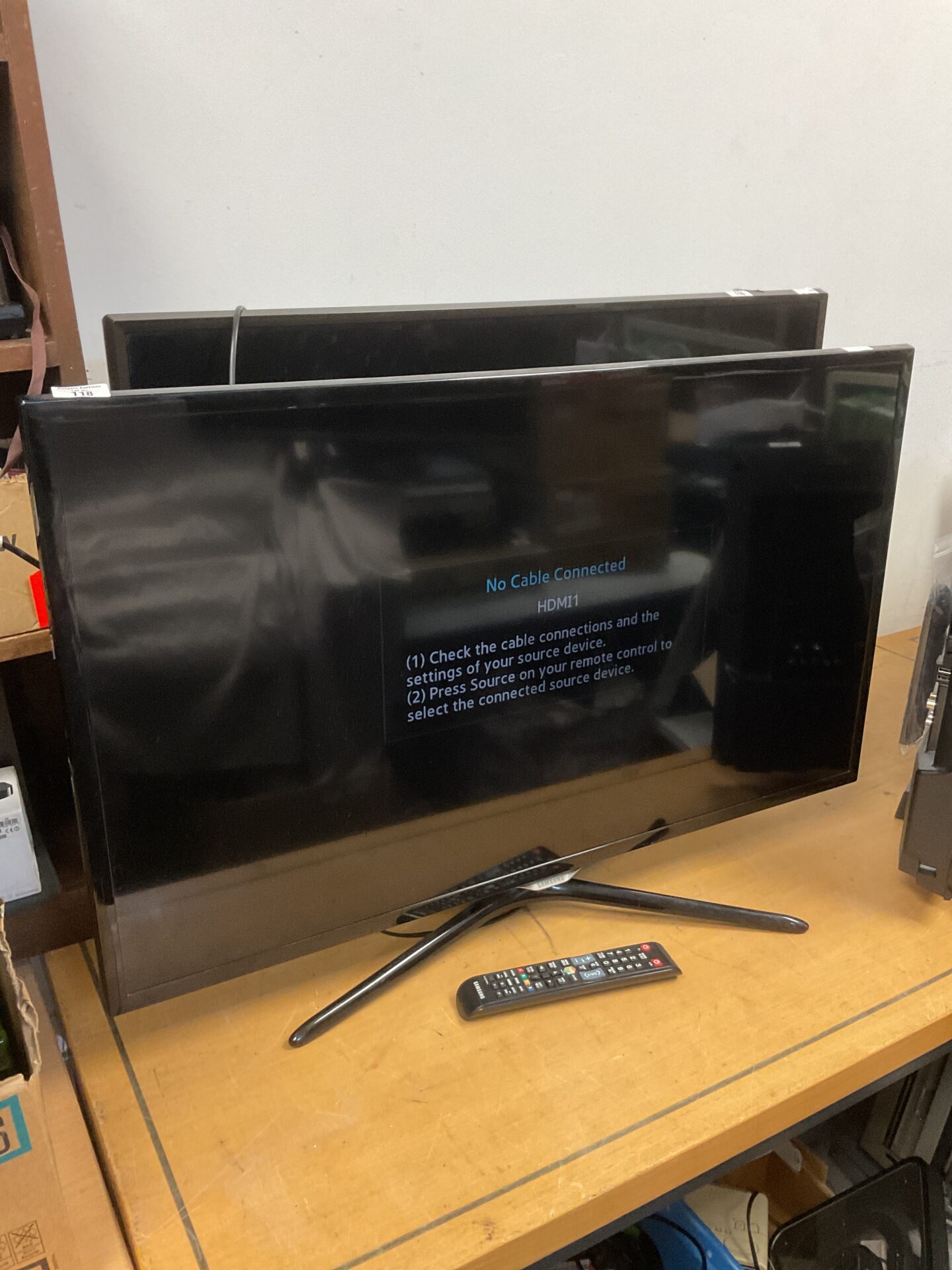 118 Samsung 39” hd smart tv working with remote