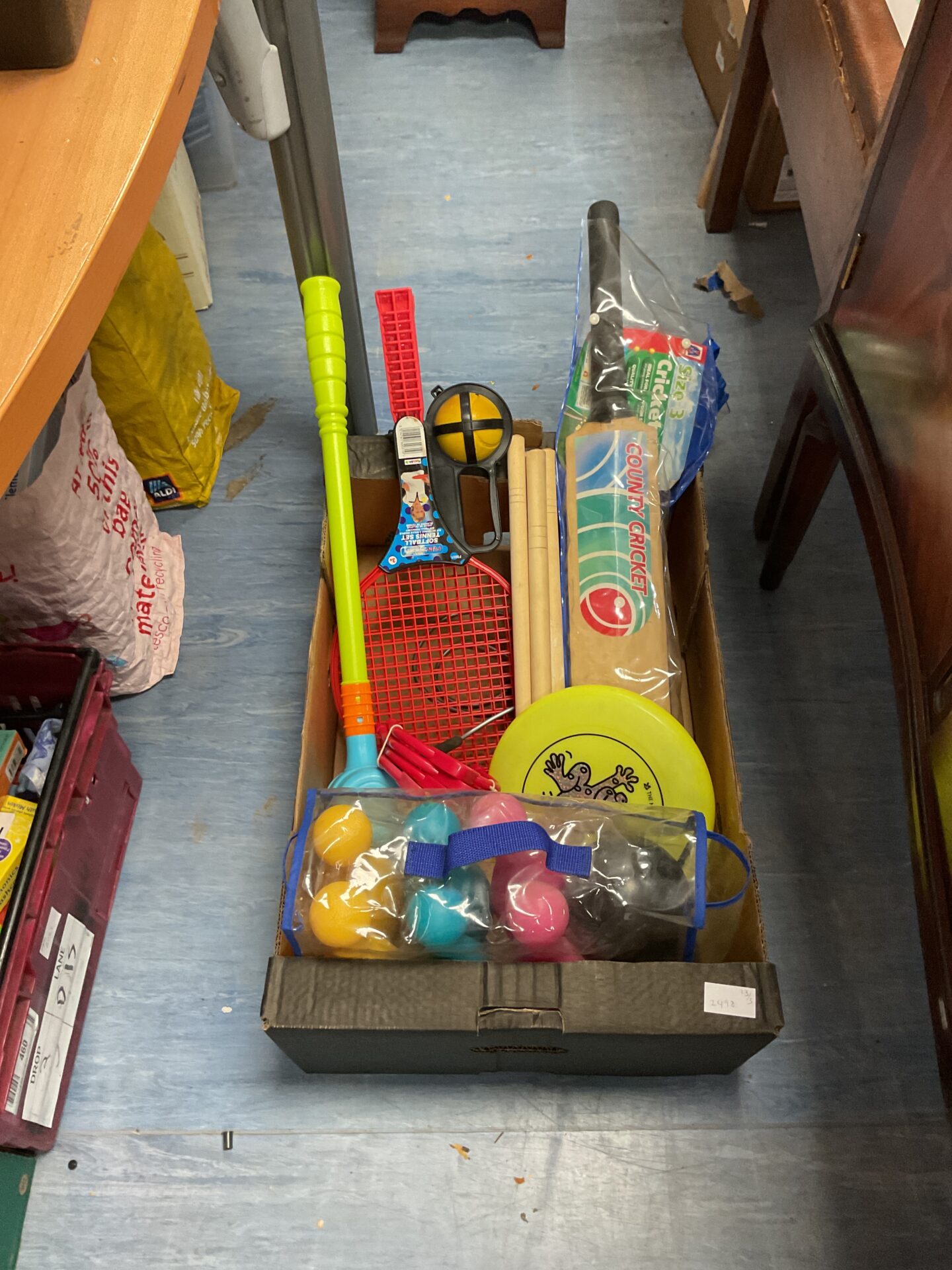 481 Tray of outdoor games and toys