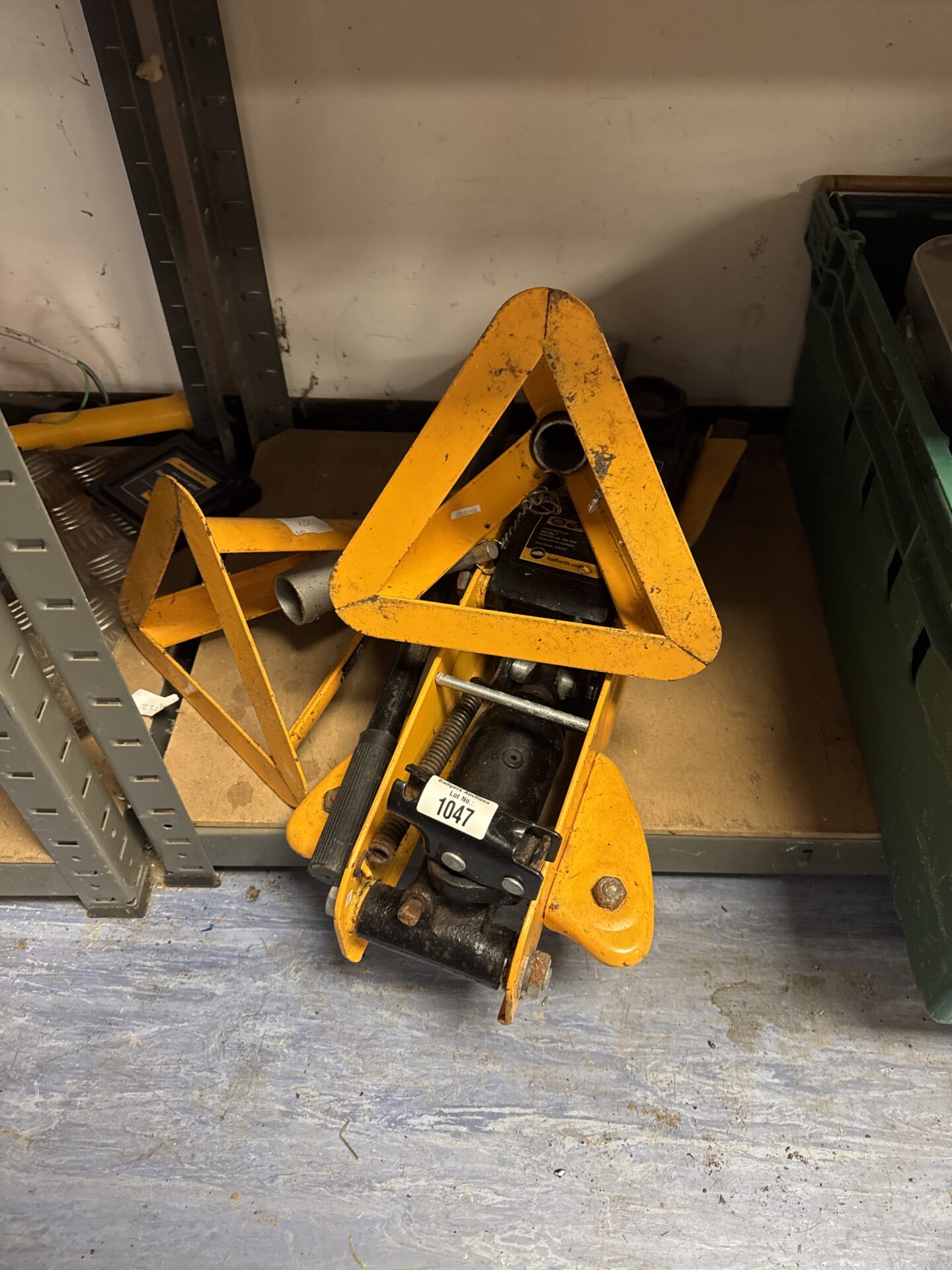 1047 Halfords trolley jack with two axle stands