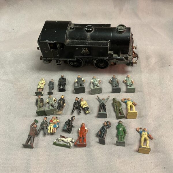 Vintage Hornby OO gauge tank engine with lead figures.