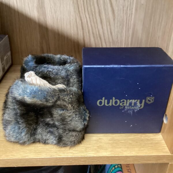 Close-up of textured Dubarry cuff mits knit detail.
