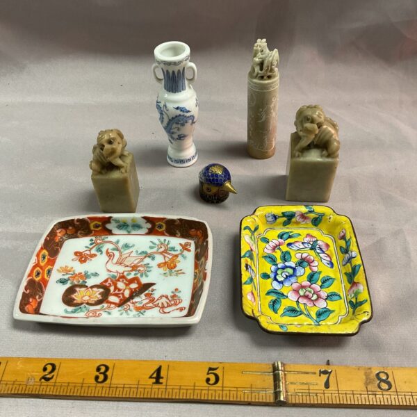 Chinese mixed lot featuring a decorative tray and Foo Dogs.