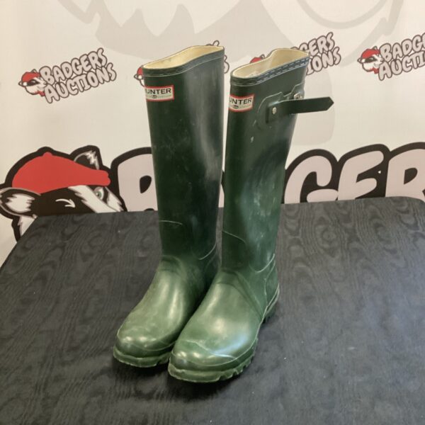 Green Hunter Wellington boots size 5, ideal for wet weather.