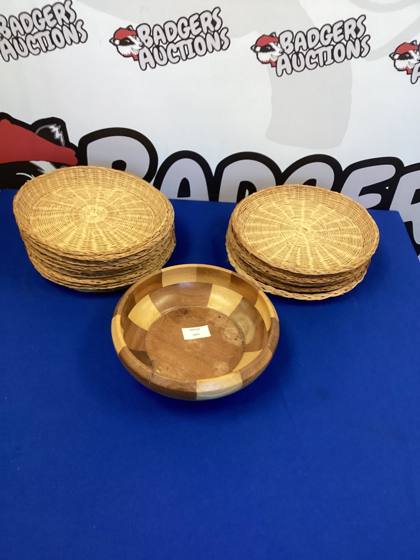 283 Set of raffia plates with wooden fruit bowl