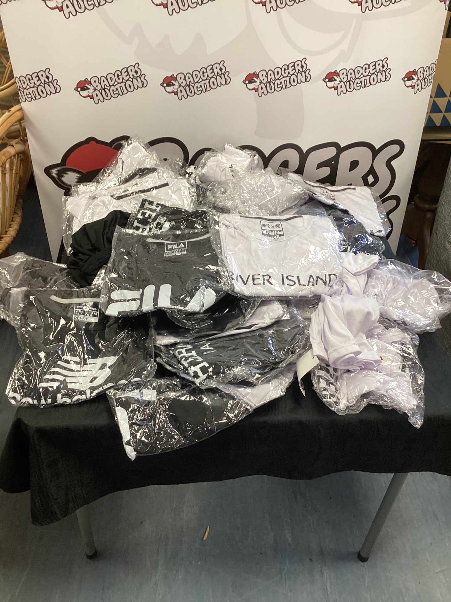 623 Large quantity of designer style T-shirts