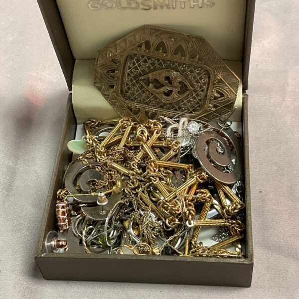 Mixed jewellery lot in presentation box, vintage and costume pieces.