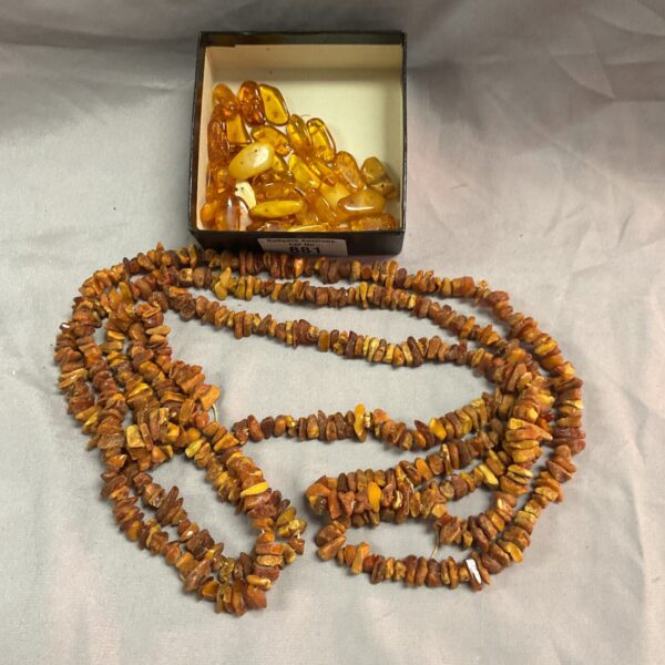 Vintage amber beads strand and loose amber pieces for jewelry making.