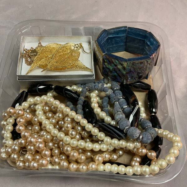 Mixed lot of costume jewellery including pearl necklace and abalone bracelet.