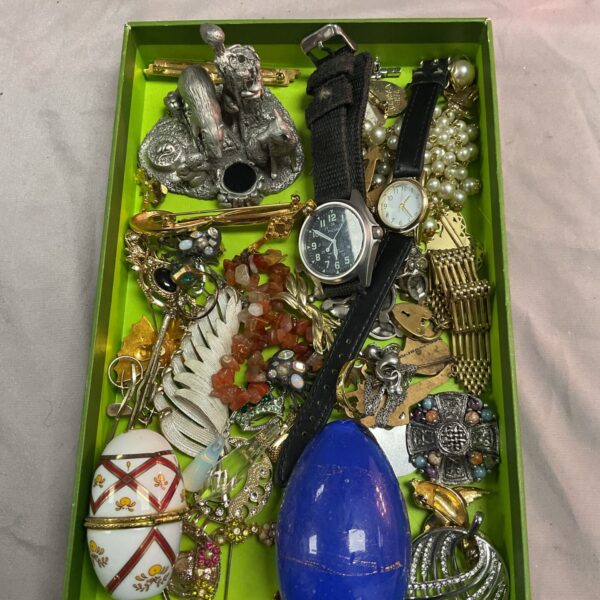 Tray of mixed vintage jewellery and trinkets.