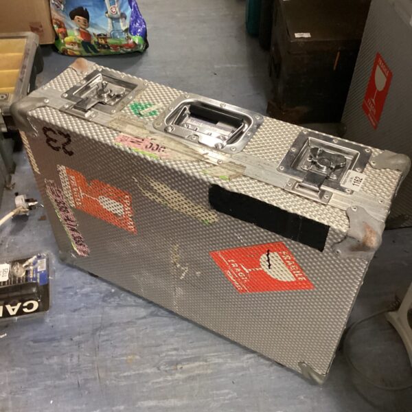 Durable aluminium flight case with latches and carry handle.