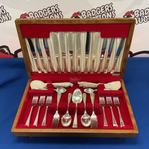 Vintage Insignia silver plate cutlery set in oak case.