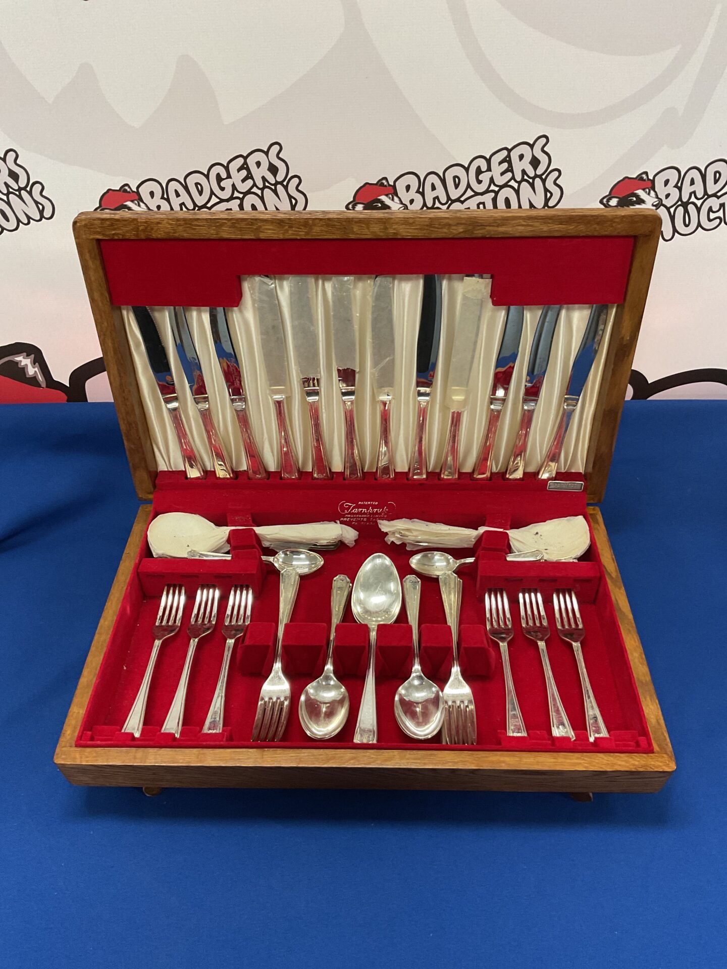 037 Insignia silver plate cutlery set in oak case