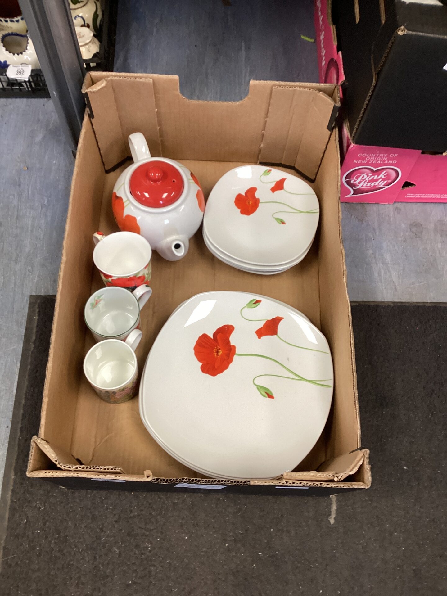 350 Arc Poppy designed plates with tea pot