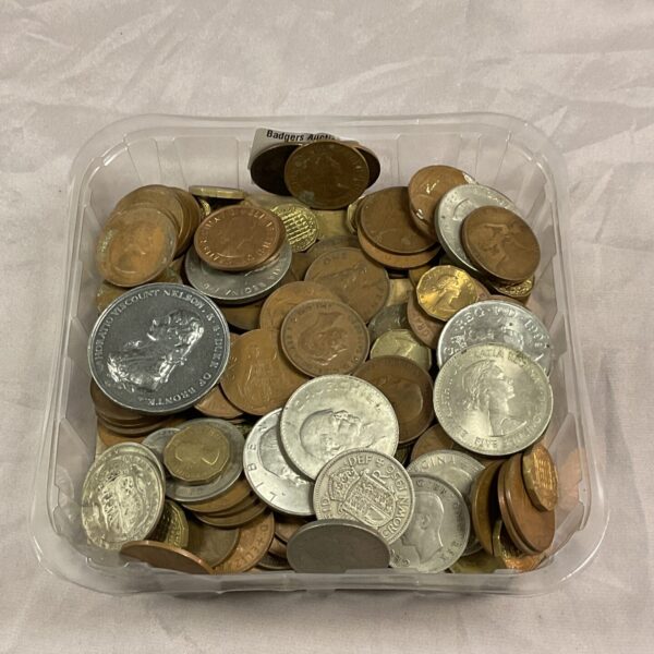 Tray of assorted vintage and modern coins for collectors.