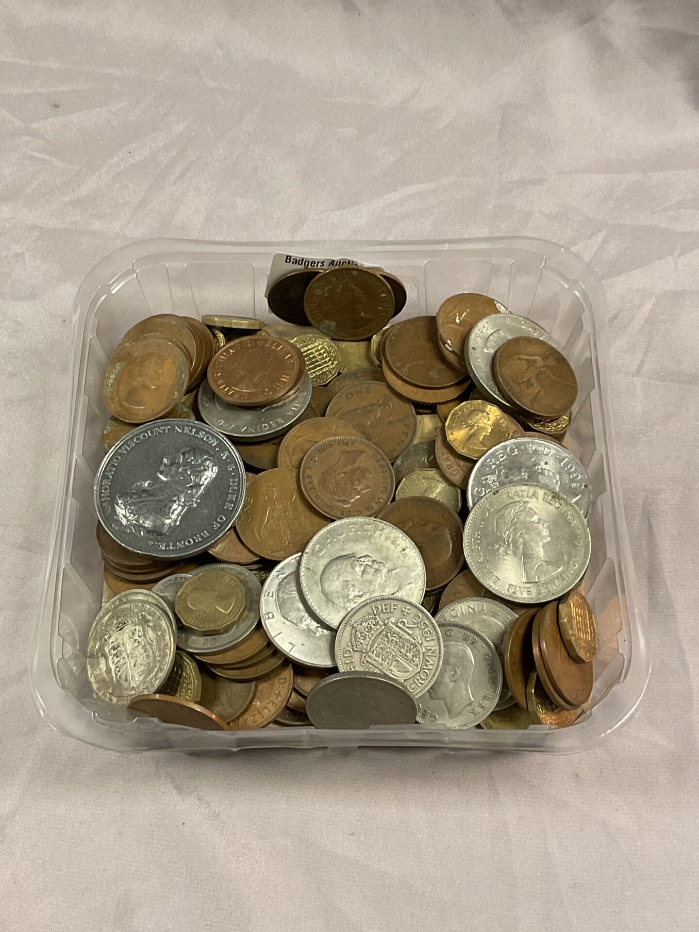 905 Tray of assorted coins