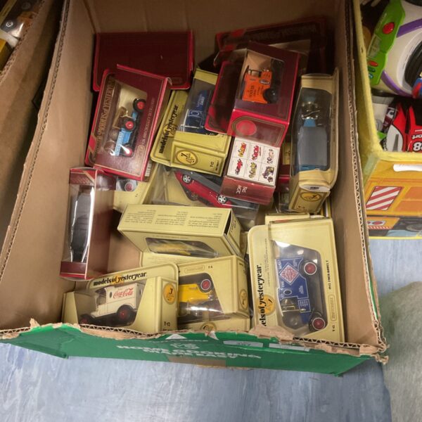 Mixed lot of boxed diecast models and vintage toy cars.