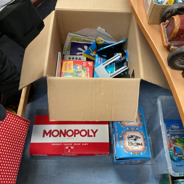 Mixed lot of vintage board games and children's books.