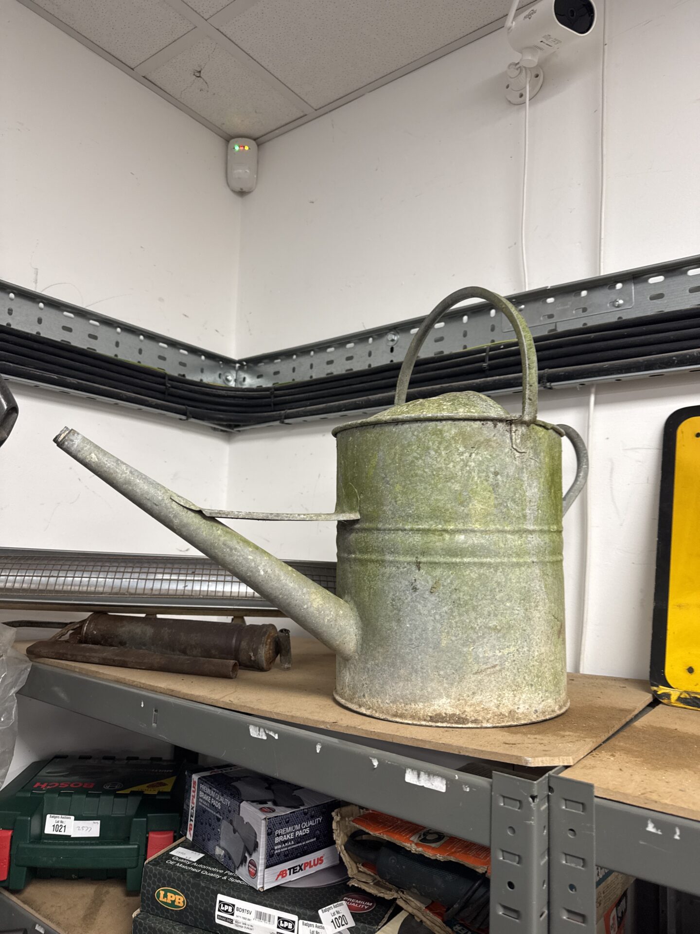 1018 Vintage galvanised watering can