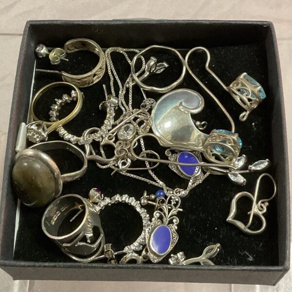 Tray of assorted silver jewellery including rings, earrings and pendants.