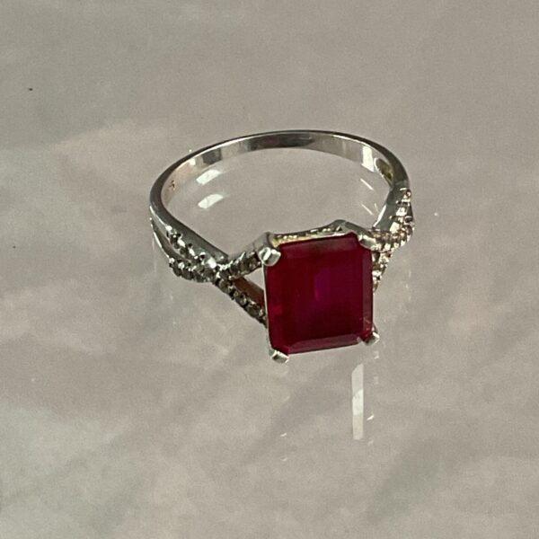 925 Silver ring set with red stone Size P