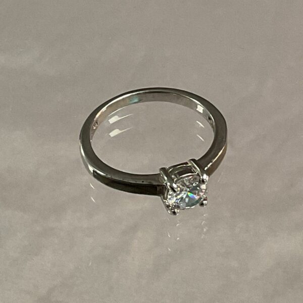 Sparkling cubic zirconia ring in 925 silver, size O.