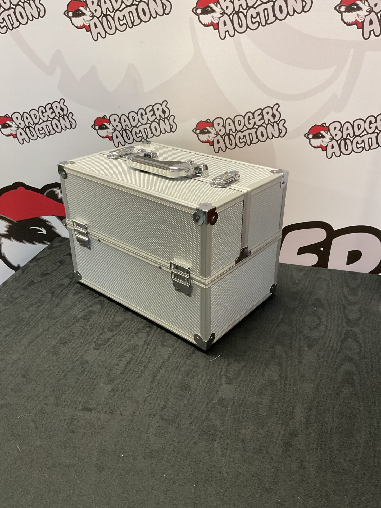 512 Large aluminium cosmetic case with key