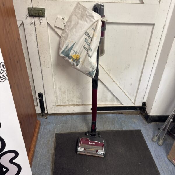 Shark IZ400UK DuoClean cordless hoover in used condition.