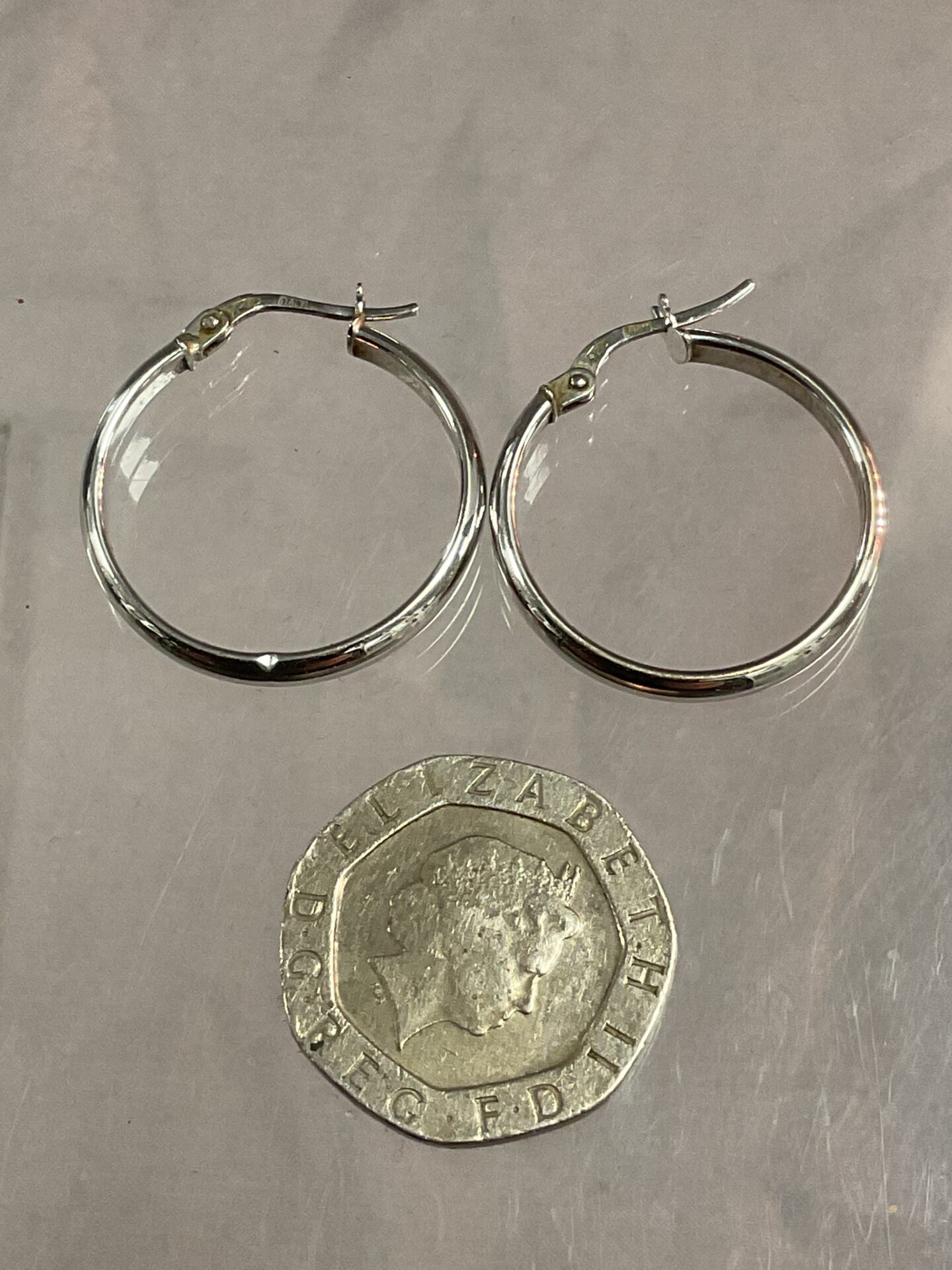941 Pair of 9ct white gold hoop earrings