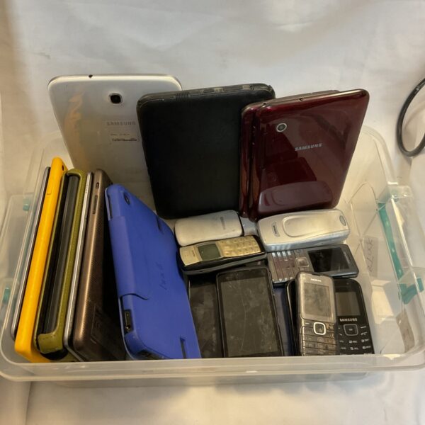 Mixed lot of vintage and modern mobile phones and tablets.